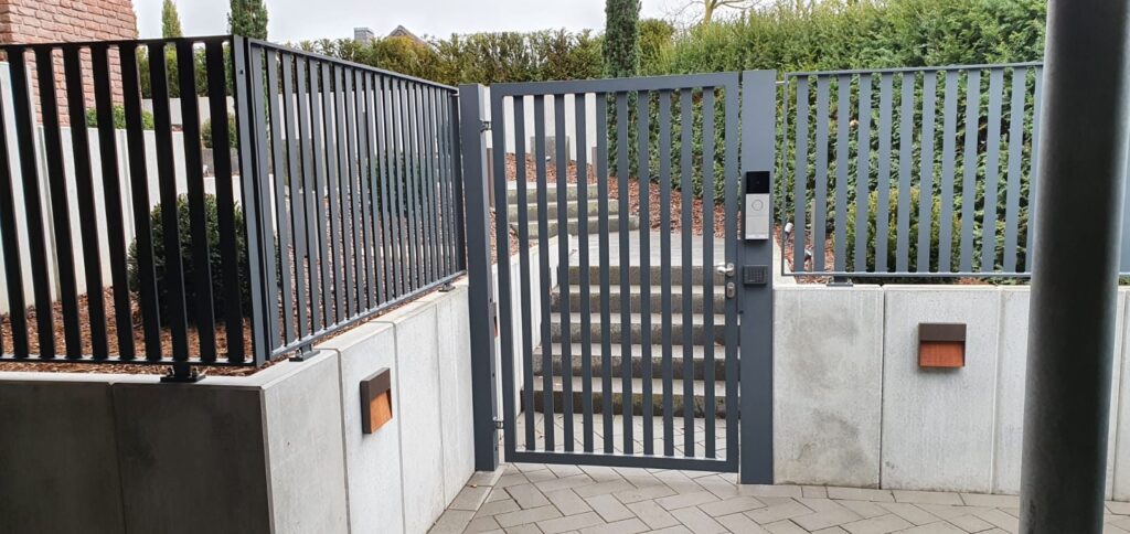 Aluminium-Gartentor mit waagerechter Lattung zwischen Sichtbetonpfeilern