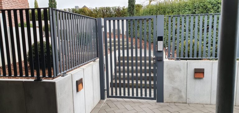 Aluminium-Gartentor mit waagerechter Lattung zwischen Sichtbetonpfeilern