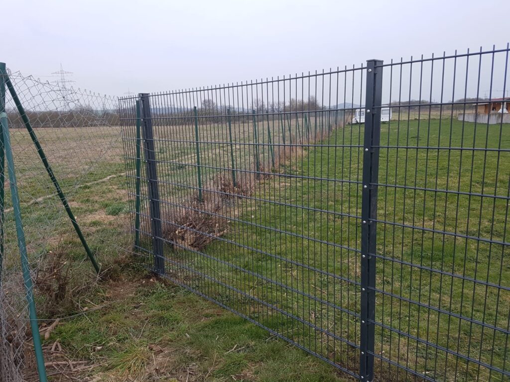 Doppelstabzaun entlang eines Vereinsgeländes in Andernach