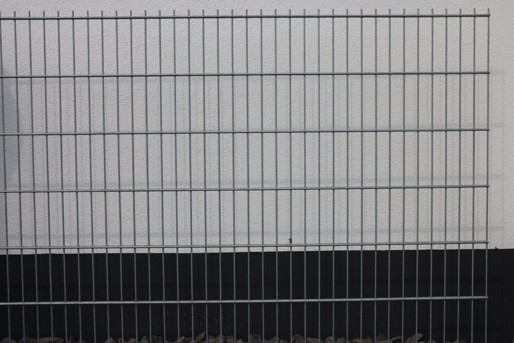 Doppelstabmatte mit eingezogenen Sichtschutzstreifen, Detailaufnahme