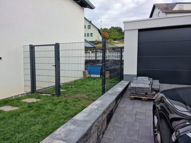 Doppelstabtor an der Zufahrt zur Garage
