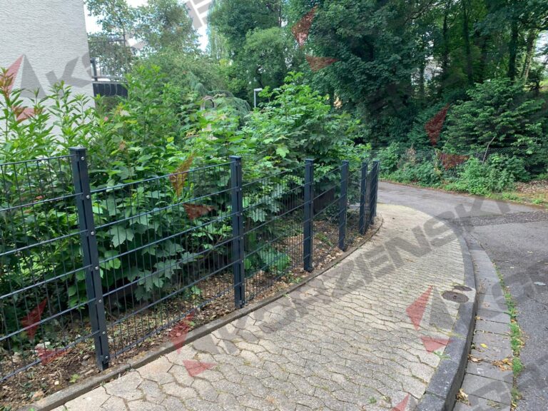 Doppelstabzaun entlang eines Gartenwegs am Hang
