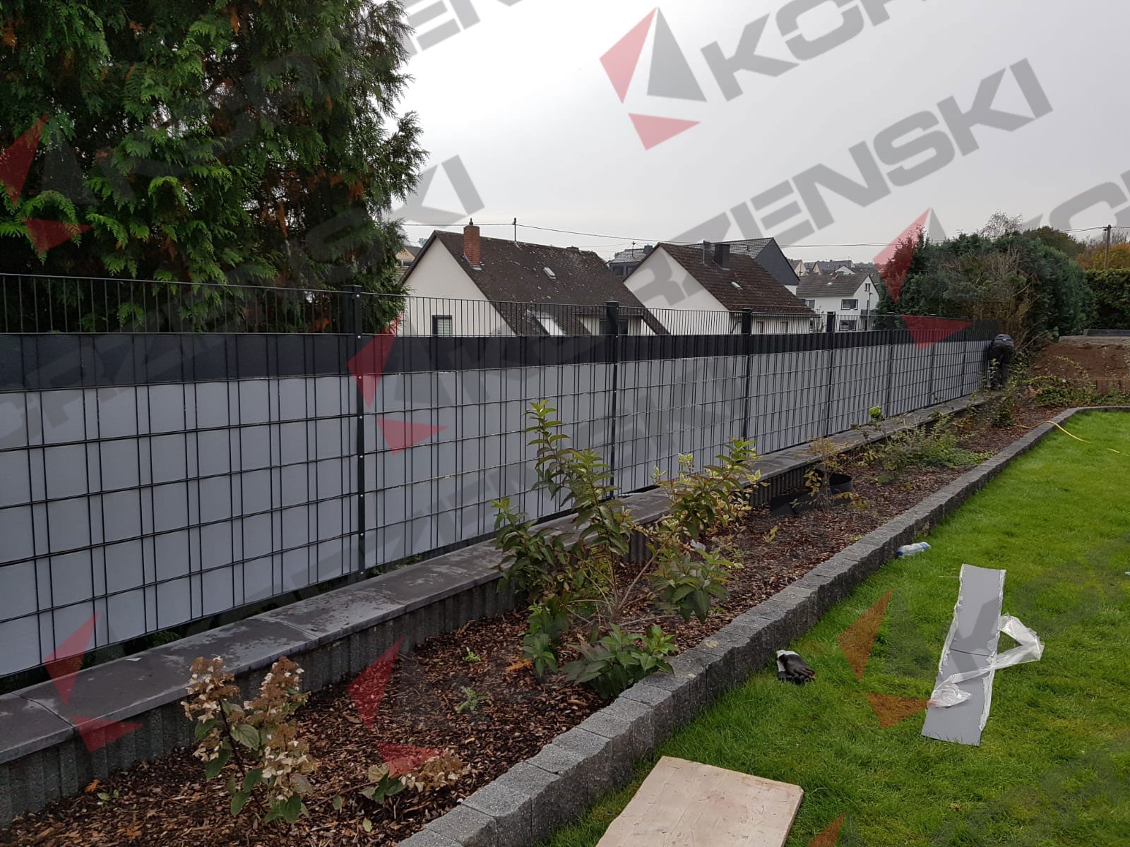 Doppelstabzaun mit Sichtschutzstreifen auf der Grundstücksgrenze