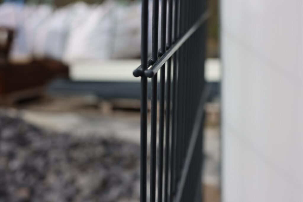 Detail eines Doppelstabpfostens mit Klemmhalter