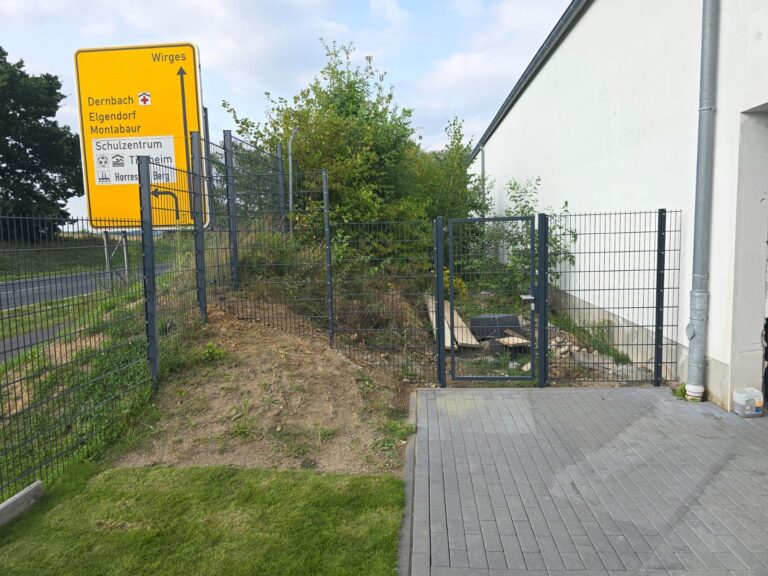 Doppelstabzaun im Hang neben dem Gebäude