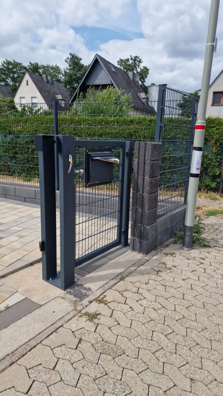Gartentor mit angrenzender Stele für Briefkasten und Klingel