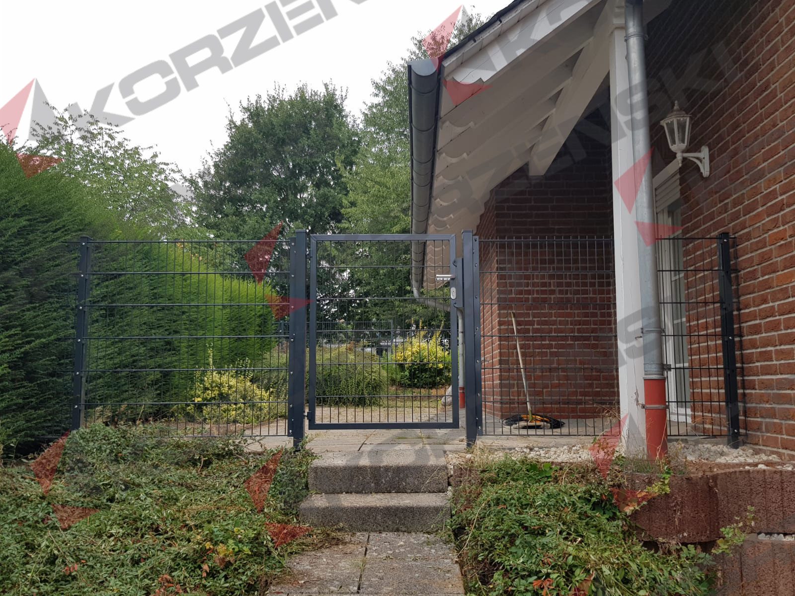 Anthrazitfarbenes Gartentor am Hauseingang