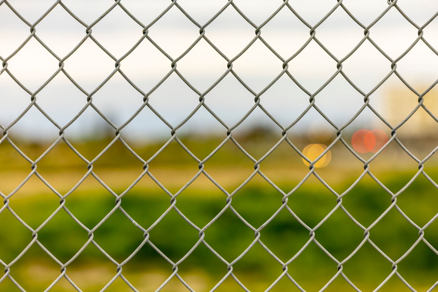 Maschendrahtzaun in Detailansicht