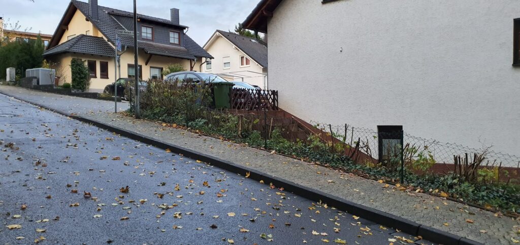 Zaun entlang der Straßenseite eines Wohnhauses