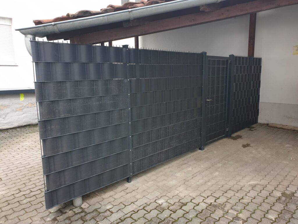 Sichtschutzzaun in Anthrazit mit Tor an einer Hofeinfahrt