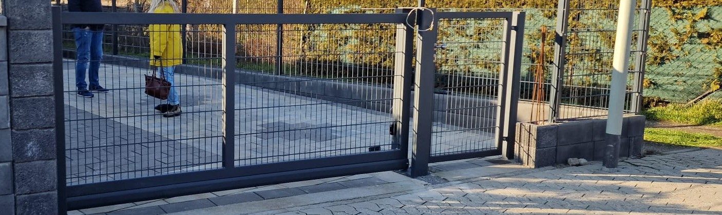 Monteure setzen ein Tor in einer Hofeinfahrt