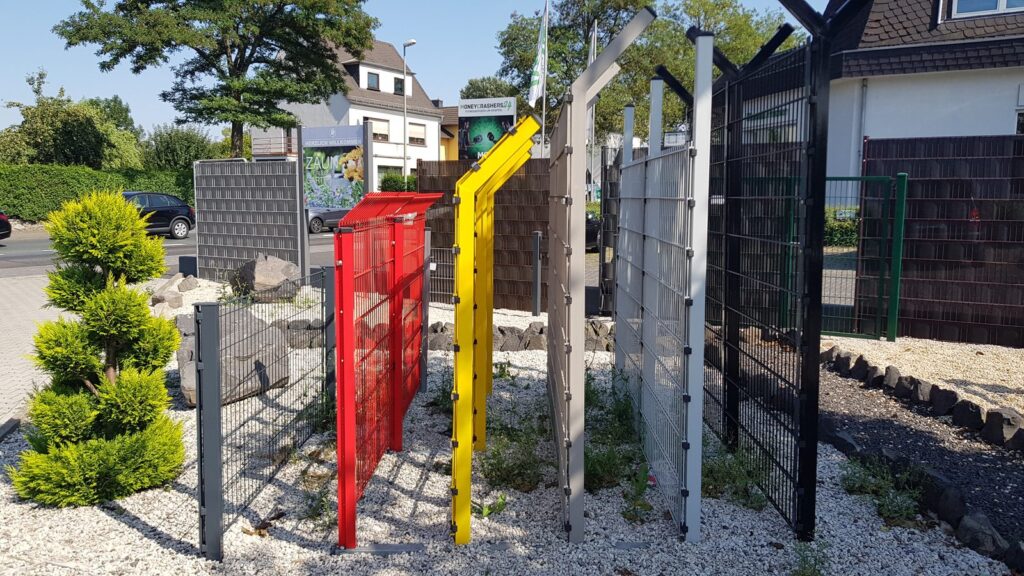 Aufgestellte Zaunmuster in verschiedenen Ausführungen und Farben